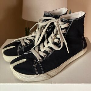 Margiela tabi split toe black canvas sneakers 36.5